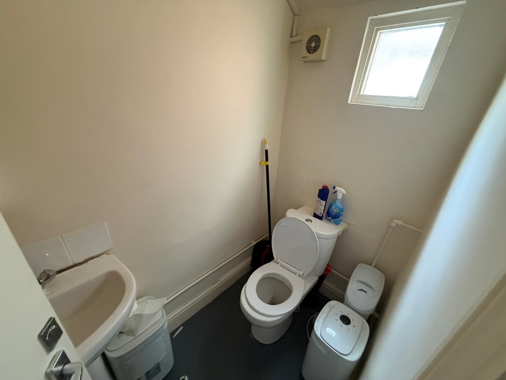 Lot: 119 - MIXED USE TOWN CENTRE INVESTMENT PROPERTY - Cloakroom at the rear of the shop